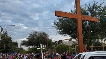 FOTOS: El Vía Crucis paralizó el centro y encendió la fe como “linternas de celular”