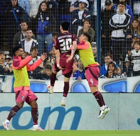 Con goleada a Gimnasia, River se metió en playoffs