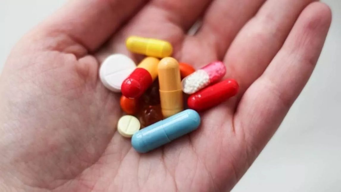 Escondió pastillas en el fondo de una botella de shampoo para dejarle a un detenido por robo