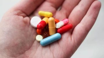 Escondió pastillas en el fondo de una botella de shampoo para dejarle a un detenido por robo