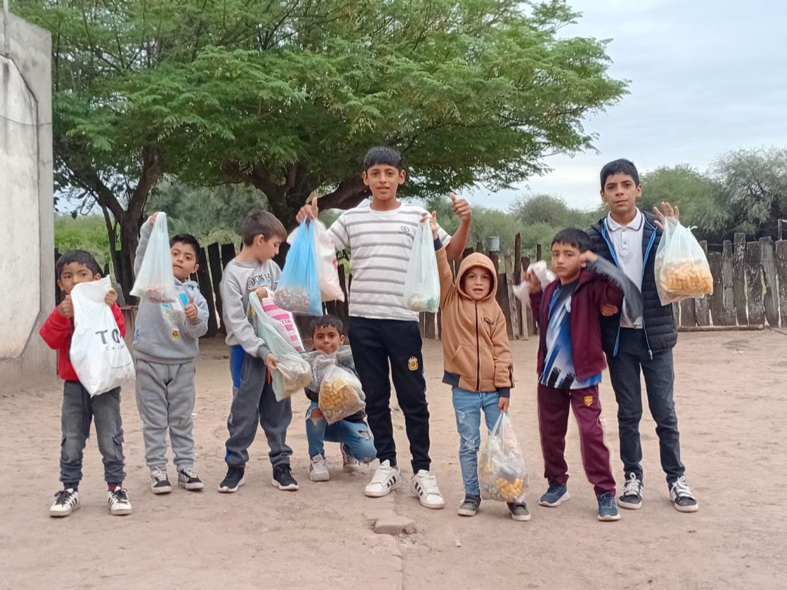 En Pascua, algunos changuitos santiagueños todavía piden la bendición a sus mayores