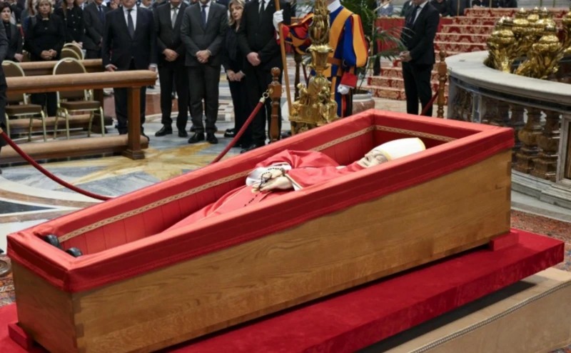 El misterio sobre quién pagó por el féretro del Papa Francisco