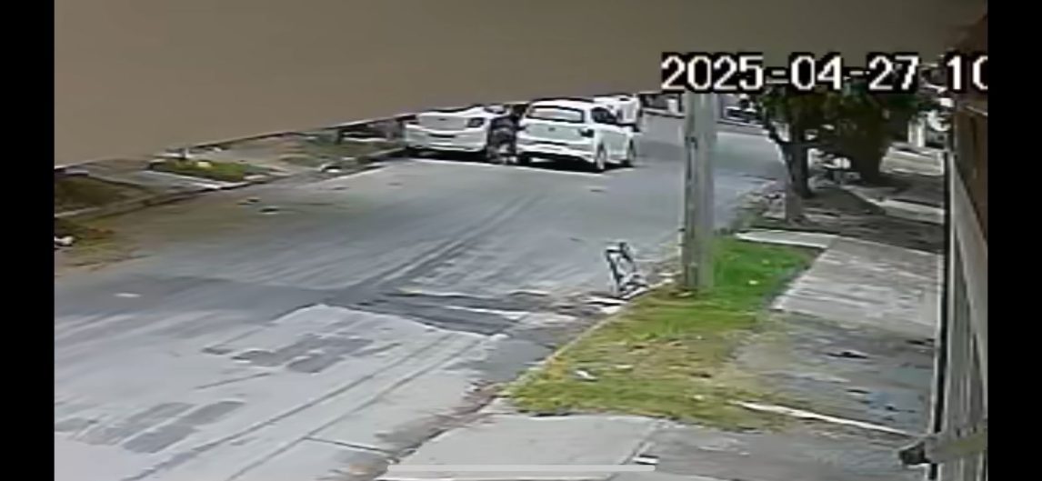 VIDEO | Le robaron la rueda del auto en 1 minuto a plena luz del día