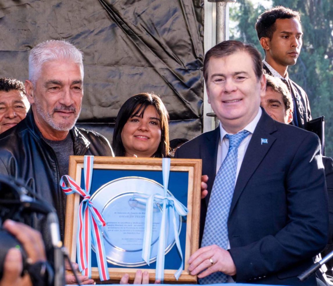 Gerardo Zamora homenajeó al DT y veterano de Malvinas, Omar De Felippe: “Héroe y campeón”