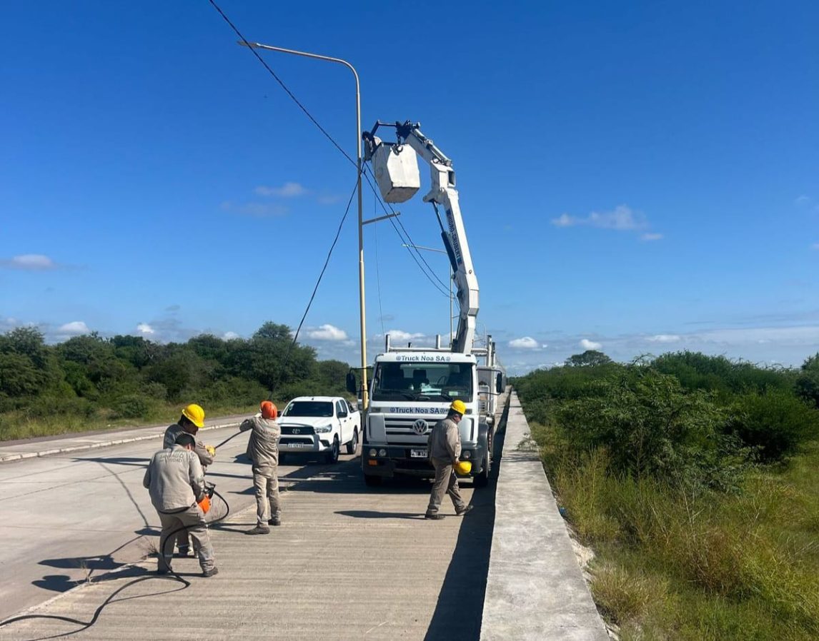 Electricidad de la Capital trabaja para reestablecer el servicio de alumbrado dañado en la Constanera Sur