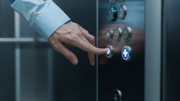 Claustrofobia se unió al grupo: tres personas quedaron atrapadas en el ascensor de un edificio céntrico