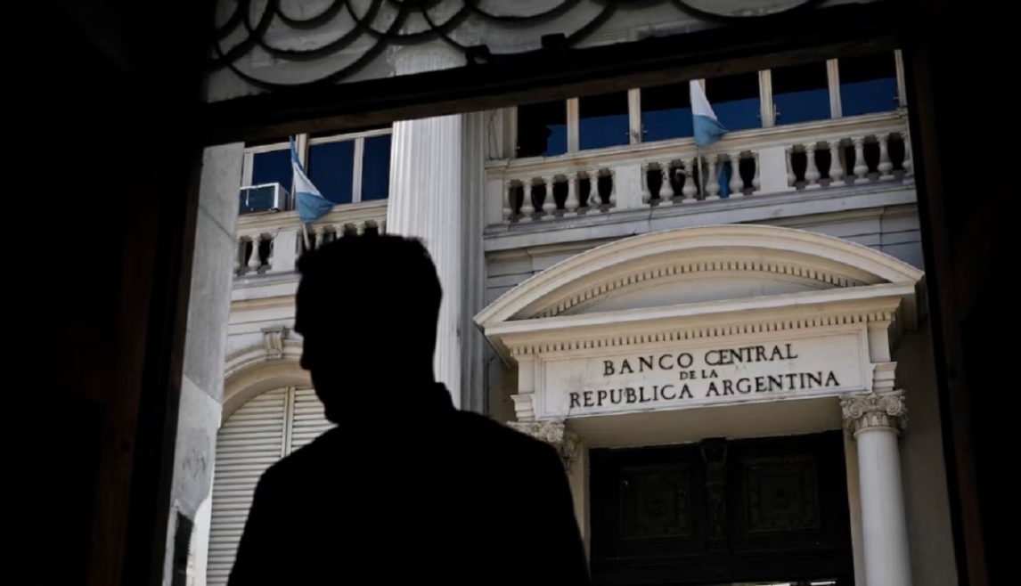 El Banco Central vendió casi 400 millones de dólares en un día y profundiza la caída de Reservas