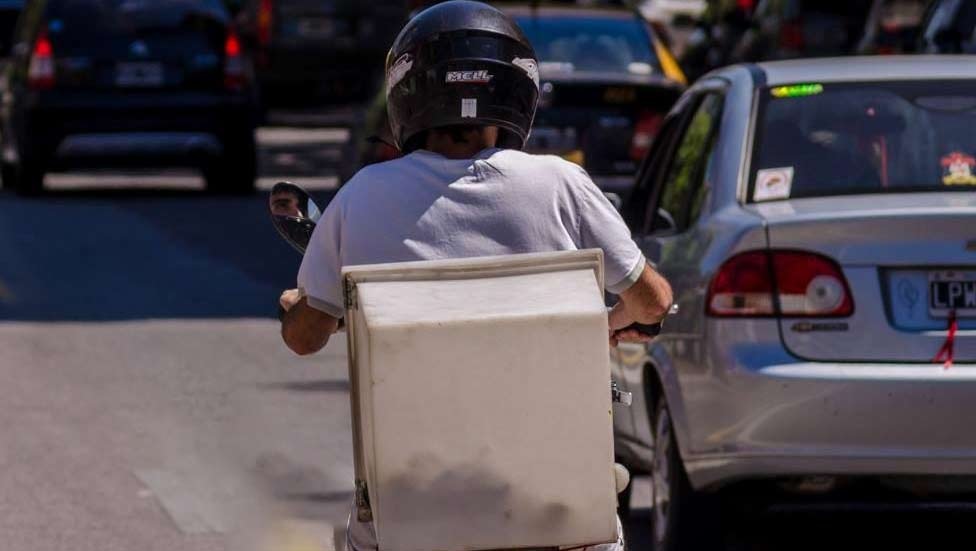 Engañaron a un cadete para hacer pasar drogas en la cárcel dentro de una bolsa de galletas