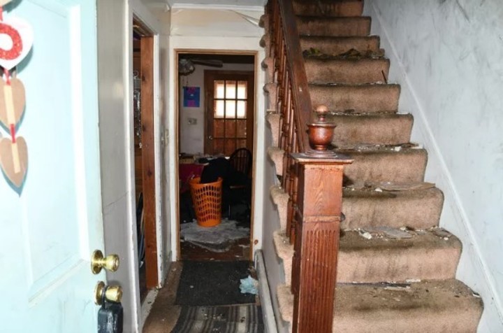 Las escalofriantes fotos de la casa en la que una mujer mantuvo encerrado a su hijastro 20 años