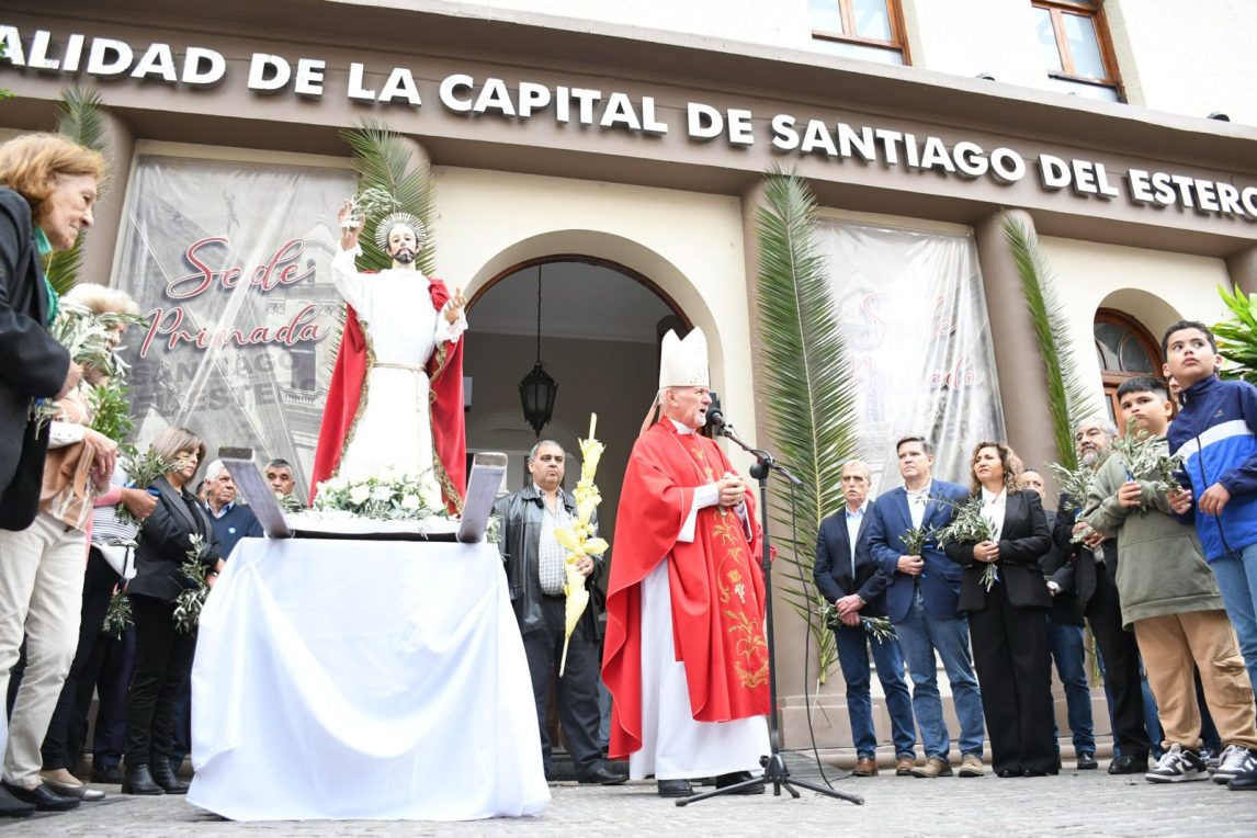 La intendente Fuentes participó de la bendición de ramos que realizó el Cardenal Bokalic en la explanada de la Municipalidad