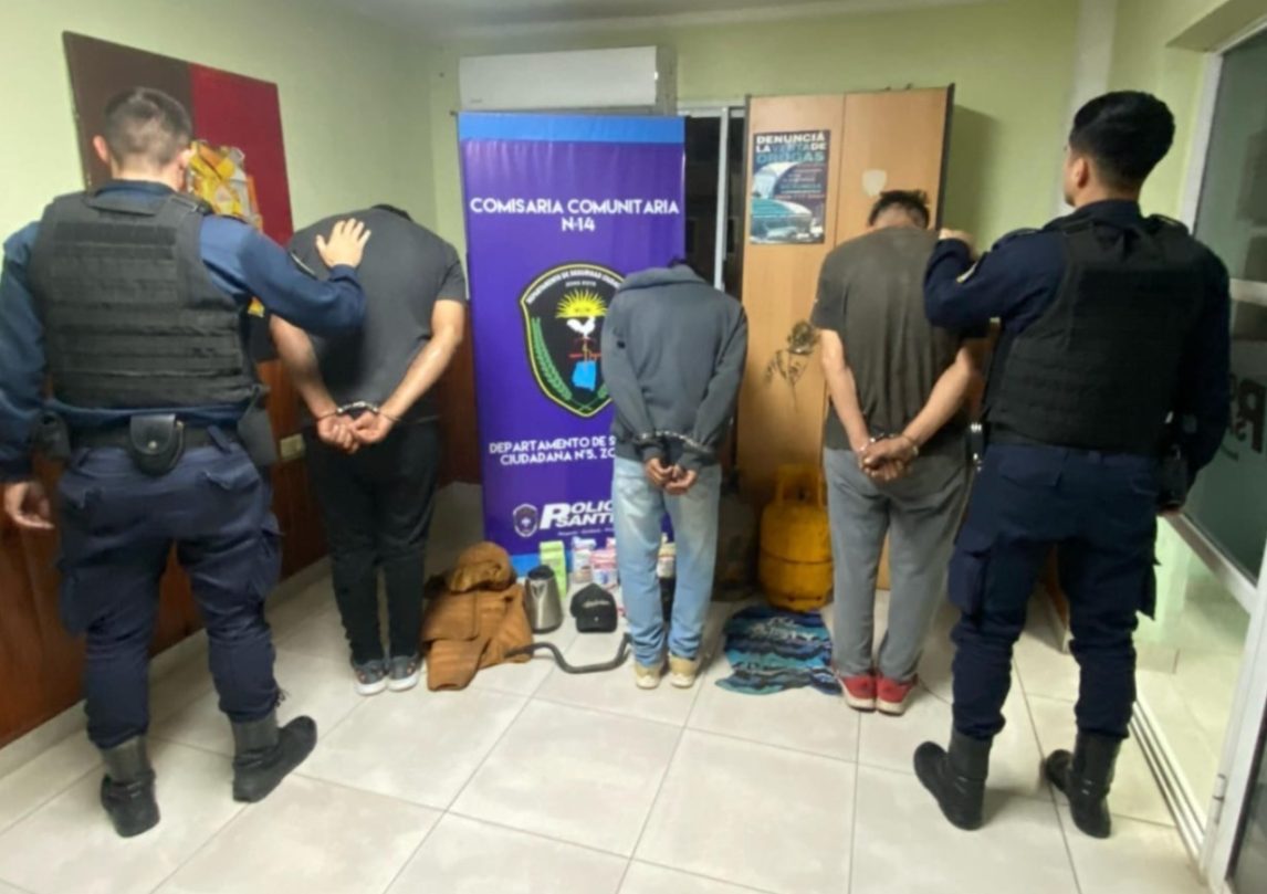 Atrapan a tres ladrones que, a bordo de un auto, saqueaban casas en La Banda