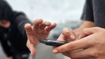 Desalmado delincuente le mintió a un anciano con discapacidad para que le preste su teléfono y escapó