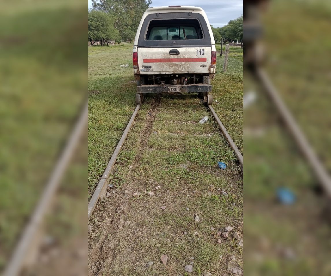 Un auto y una camioneta de carga chocaron en las vías del tren en Colonia Dora