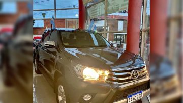 VIDEO: Roban camioneta que estaba estacionada y se la llevan sin dejar rastro