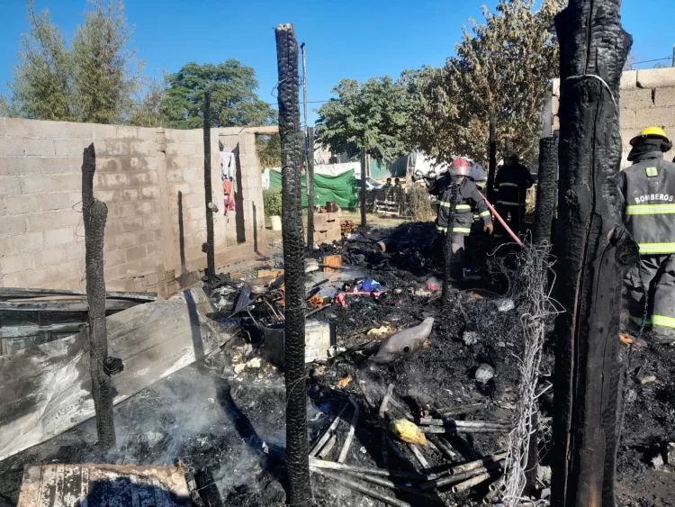 Terrible incendio consumió por completo una vivienda en el barrio 8 de abril