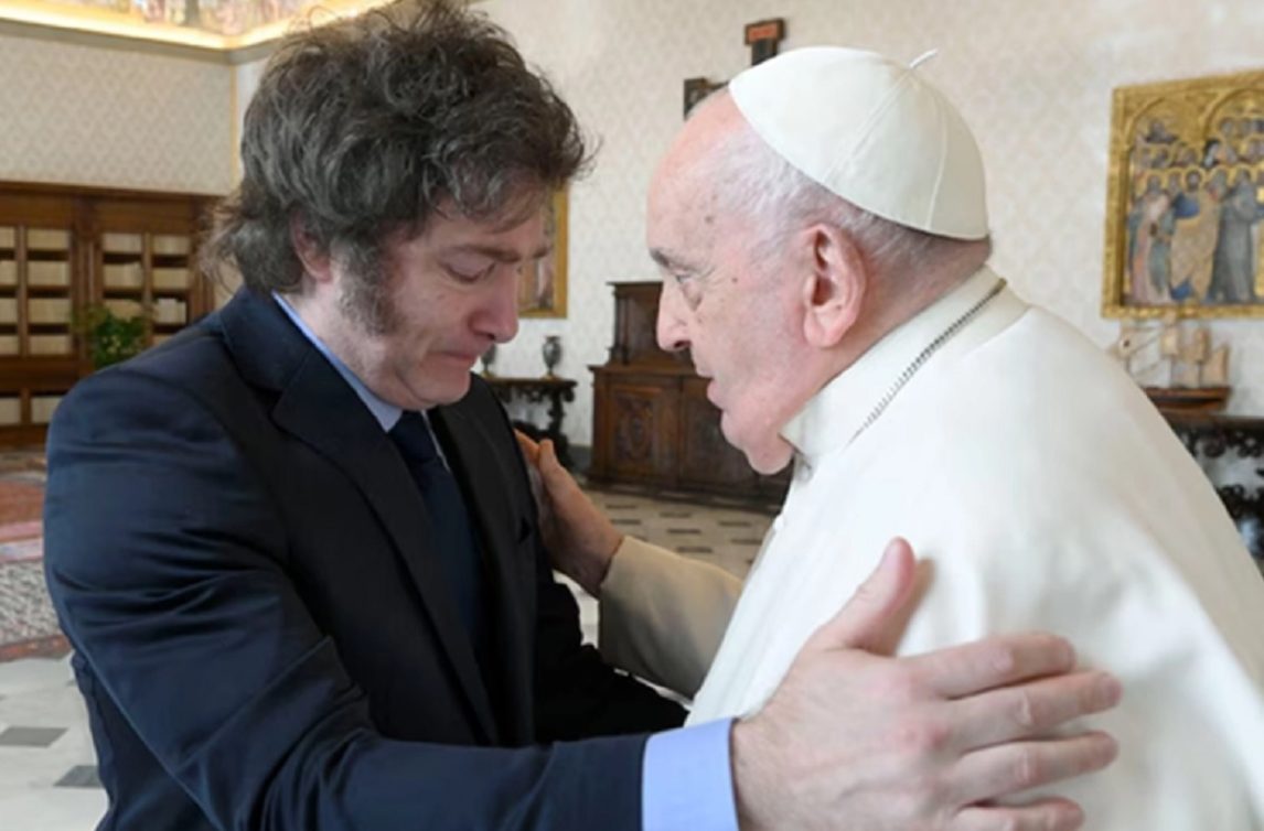 Milei llegó tarde al último adiós al Papa Francisco y rompió, por segunda vez, el luto por su muerte