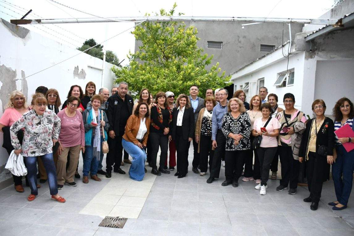 El Centro de Jubilados “Tradición” celebró su 27º aniversario con la inauguración de una biblioteca propia