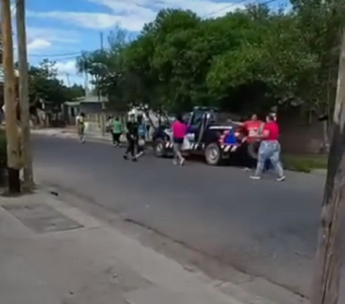 Tensión en el barrio Borges: vecinos exigieron justicia y se enfrentaron a familiares del DJ que abusó de una niña