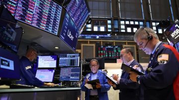 Los mercados anticipan un lunes complicado y crece la tensión financiera global