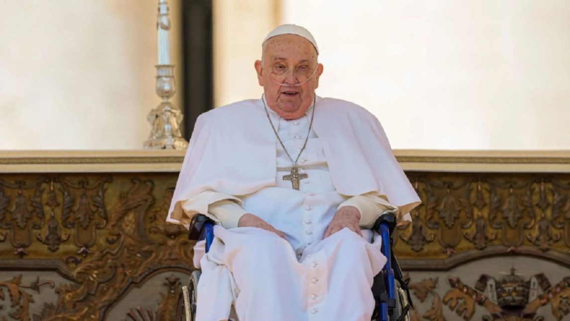 VIDEO | Sorpresiva aparición del Papa Francisco durante la misa por los enfermos