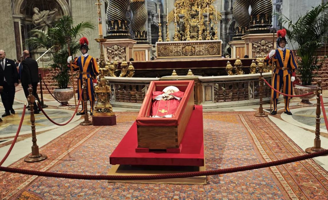 En fotos: así fue el traslado del féretro del papa Francisco a la Basílica de San Pedro