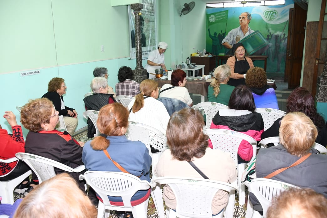 La Municipalidad realizó un taller de repostería en el centro de jubilados de ATE