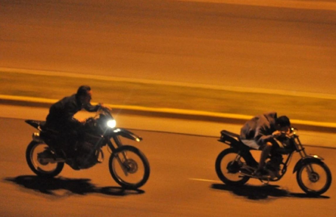 Añatuya: hacían “picadas” y chocaron a un hombre que iba a trabajar