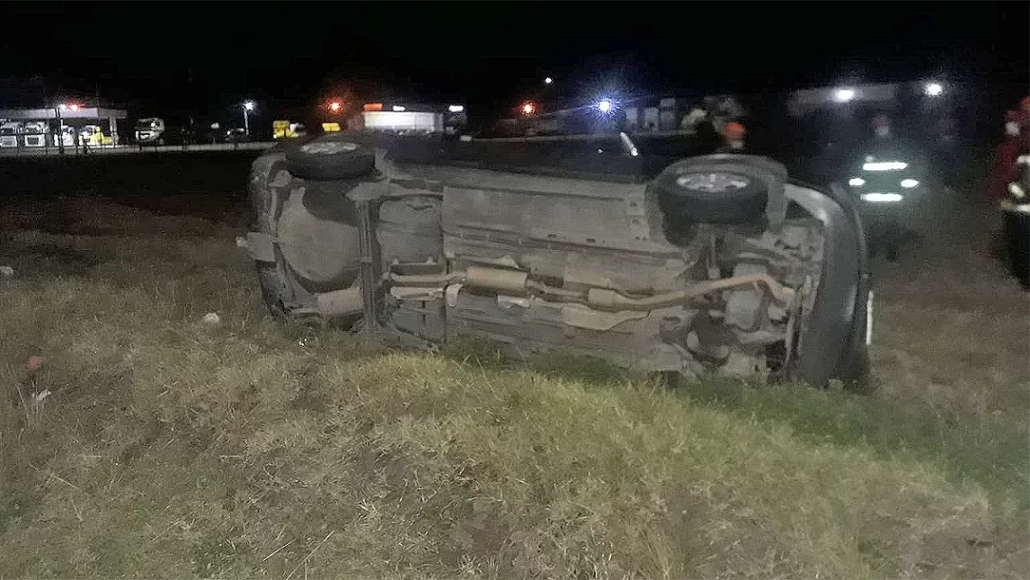 Dos ancianos de 80 años se salvaron de milagro tras un terrible vuelco por esquivar una vaca