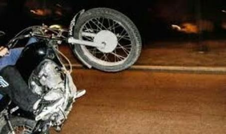 Por hacer “willy” con la moto terminaron estrellados contra un poste de luz
