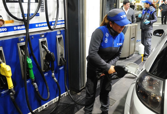 Nuevo golpe al bolsillo: este domingo, YPF vuelve a subir los precios en todo el país