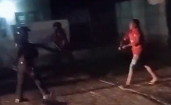 Video: un sujeto atacó a machetazos a policías y terminó baleado en todo el cuerpo