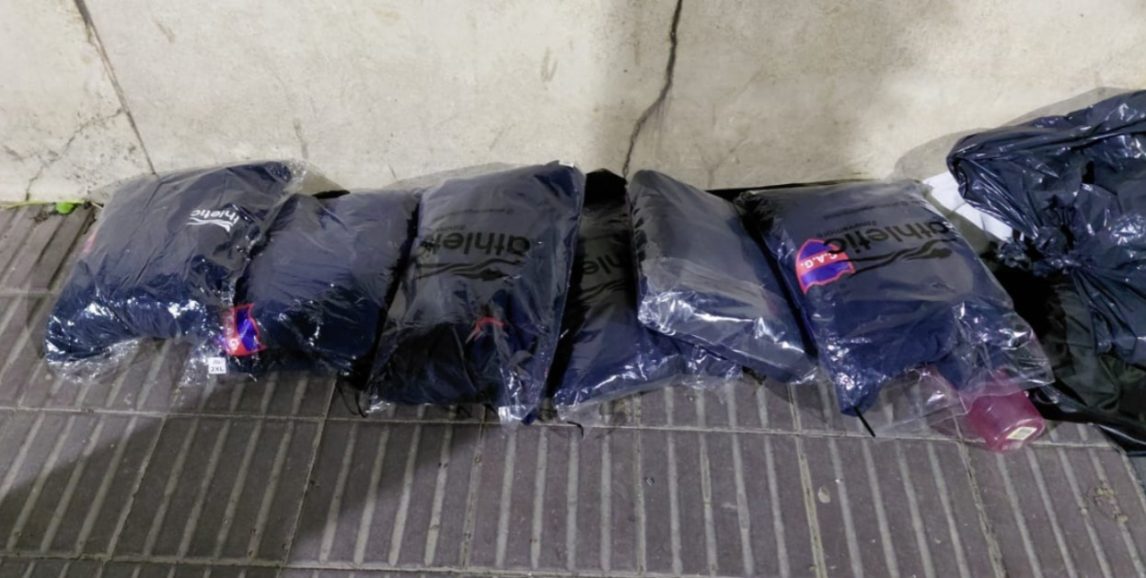 Robó ropa del interior de una camioneta en el centro y lo atraparon mientras escapaba
