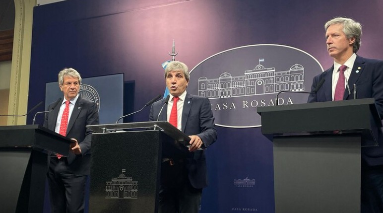 “Tus dólares, tu decisión”: el plan del Gobierno para fomentar el uso del “dólar colchón”