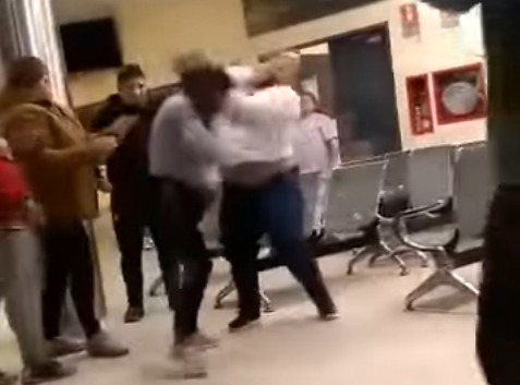 VIDEO| A las piñas por un turno: dos mujeres se trenzaron de los pelos en el Hospital de Termas