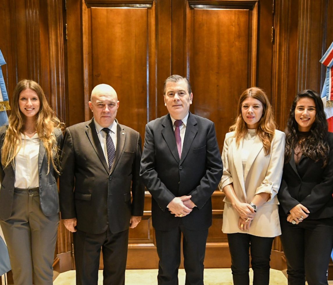 Zamora recibió al Historiador Eduardo Lazzari, quien escribió sobre los “Santiagueños ilustres”