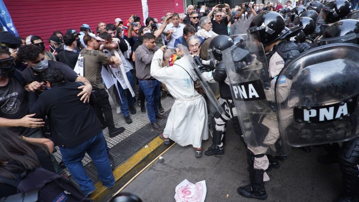 “Curas en opción por los pobres” repudiaron la represión a jubilados: “Duele ver obedecer a la orden del pecado”
