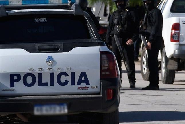 Halló a su novia con un amigo bajo un puente, lo atacó a cuchilladas y ahora investigan una denuncia de abuso