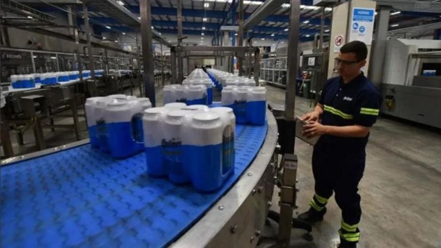 Alarmante: Por la recesión, Quilmes parará su planta central y adelanta vacaciones a sus empleados
