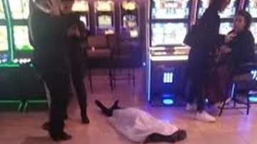 VIDEO. Una mujer murió en un bingo y los apostadores siguieron jugando como si nada