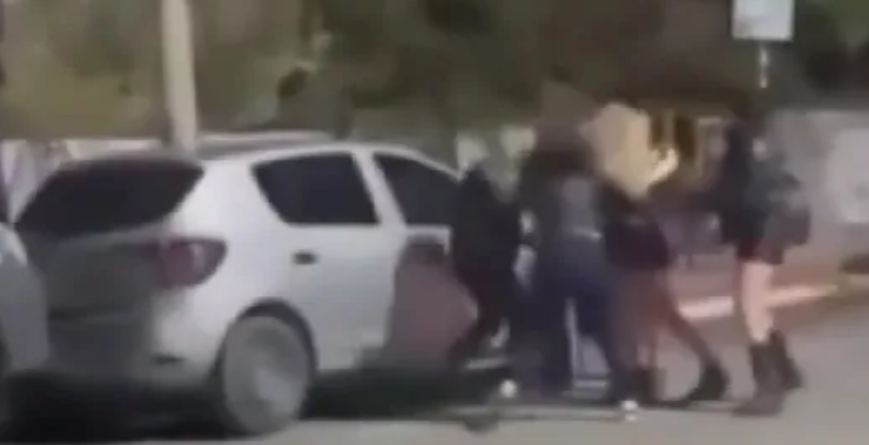 VIDEO. Batalla campal entre mujeres que salían  del recital de Karina “La Princesita”