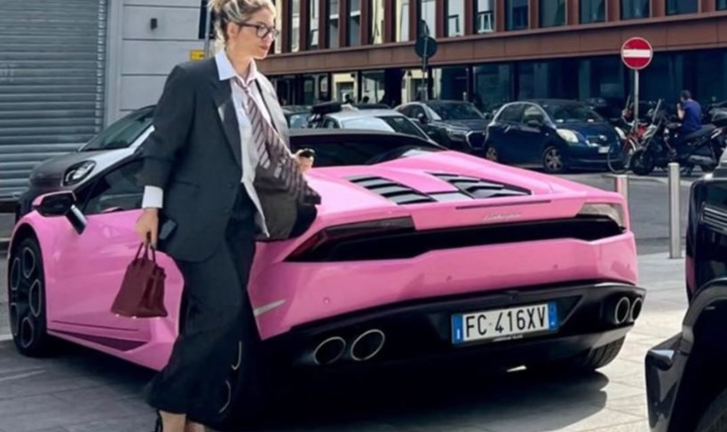 En un Lamborghini rosa y vestida como Amber Heard: así llegó Wanda Nara a la audiencia de divorcio con Icardi