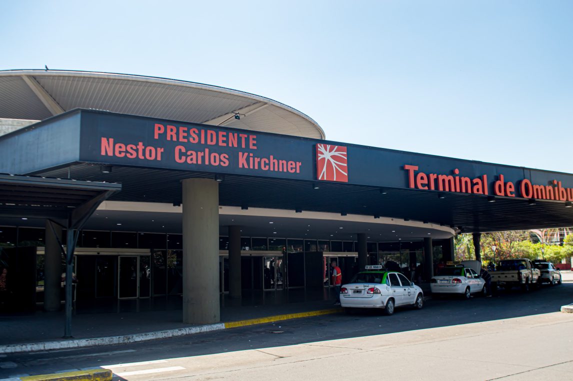 Chaqueño instaló una carpa en la Terminal, en reclamo contra una empresa de colectivos