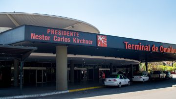 Sacaba fotos en la Terminal y le hurtaron la mochila con el pasaje a Neuquén
