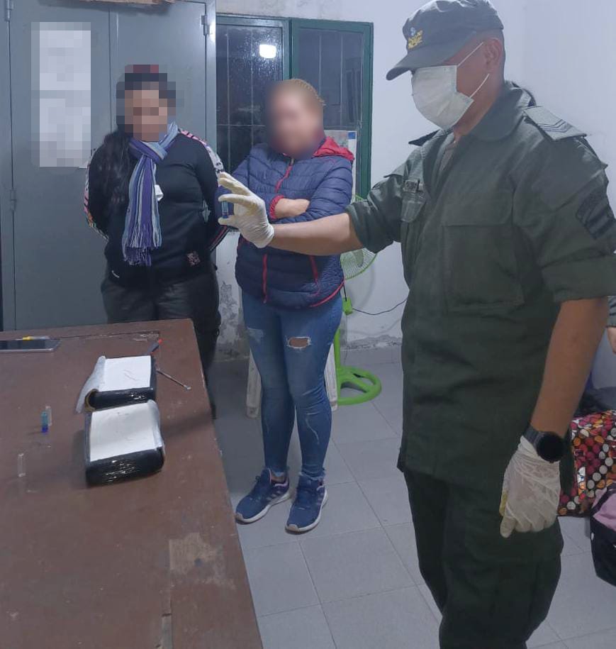 Una mujer fue detenida con cocaína oculta en el baño de un colectivo