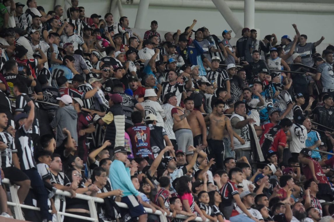 Apostillas: lo que dejó el primer tiempo en el campo de juego y las tribunas