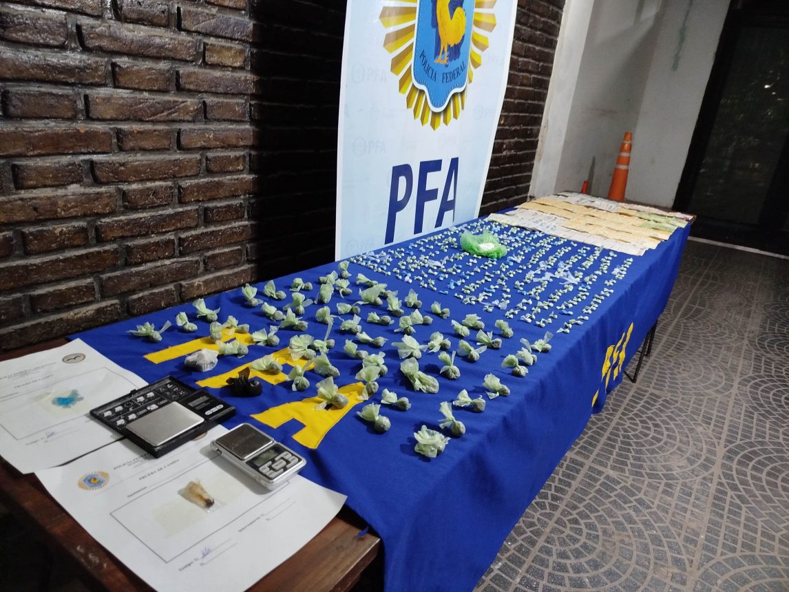 B° Campo Contreras: La Policía Federal detuvo a cinco hombres y una mujer por vender cocaína y marihuana