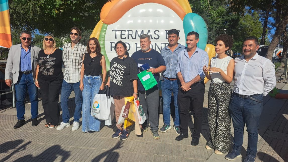 Una familia cordobesa fue agasajada como primeros turistas de la temporada 2025 en Las Termas