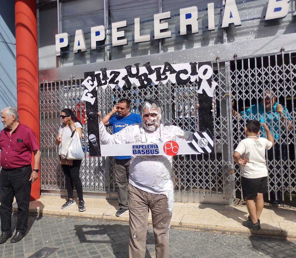 Emotiva despedida al empleado de una papelería que se jubiló después de 43 años de trabajo
