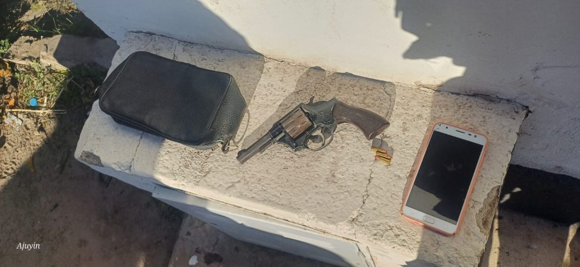 La Banda: Aprehendieron a un joven que portaba un arma y secuestraron celulares