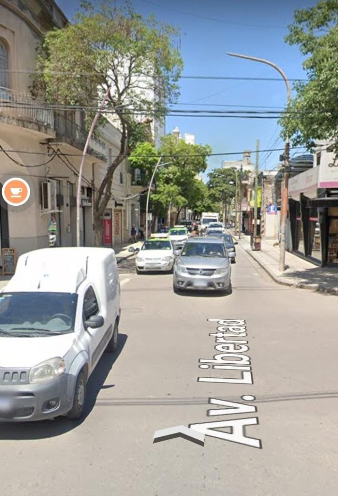 Se reunió con varias personas en un bar céntrico; al regresar a su casa le faltaban cheques